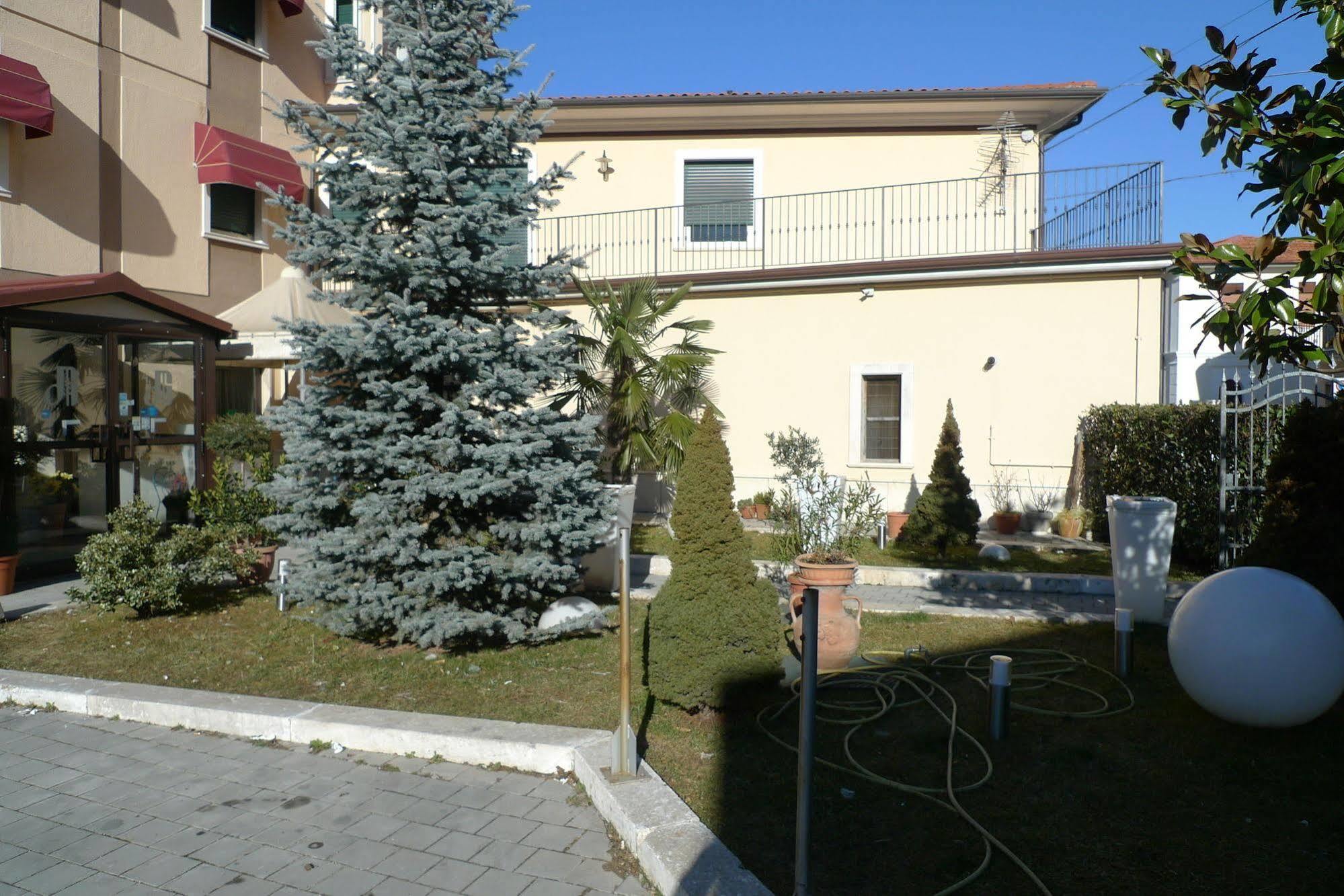 Hotel De Meis Capistrello Kültér fotó